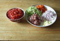 意大利蔬菜汤,将所有蔬菜洗净，切成小丁，番茄去皮切成丁，<a style='color:red;display:inline-block;' href='/shicai/ 443'>培根</a>切成小片，<a style='color:red;display:inline-block;' href='/shicai/ 2794'>大蒜</a>切成细碎，备用