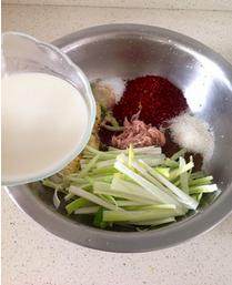 韩式泡菜,将除白菜外的所有原料放在一个干净的盆内,将淀粉调成水淀粉,缓缓倒入材料中,所有材料混合均匀,待用