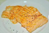 柠香煎三文鱼,出锅后,撒上黑胡椒碎和牛至叶,挤上柠檬汁,撒上意大利芹菜碎