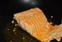 柠香煎三文鱼,煎至鱼肉变的焦黄,关火