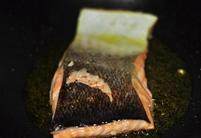 柠香煎三文鱼,调中火,鱼皮煎到焦黄色的时候翻面