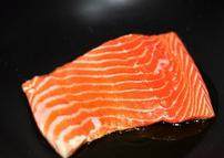 柠香煎三文鱼,不粘锅倒上<a style='color:red;display:inline-block;' href='/shicai/ 851'>橄榄油</a>,7成热的时候,放入三文鱼,鱼皮朝下