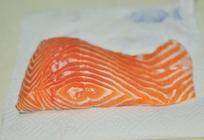 柠香煎三文鱼,腌好后,用厨房纸吸干表面的水份