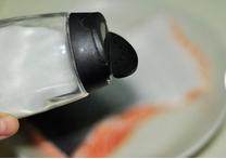 柠香煎三文鱼,三文鱼去鳞洗净,两面均匀的抹上盐腌制10分钟