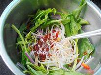 泰式鸡肉菠菜沙拉,剩下的一半酱汁加适量<a style='color:red;display:inline-block;' href='/shicai/ 849'>花生油</a>,倒入沙拉蔬菜中拌匀