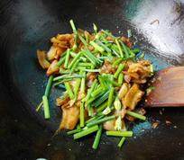 辣白菜炒五花肉,最后下入韭菜花段,炒匀即可