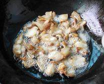 辣白菜炒五花肉,将锅烧热,将五花肉片平铺到锅中煸出油