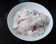 辣白菜炒五花肉,五花肉切薄片,泡菜沥干汤汁