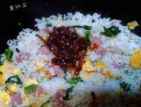 韩式辣酱培根炒饭,加入笋尖翻炒几下，倒入炒好的米饭，鸡蛋块翻炒均匀，直接盛在碗内即可