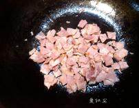 韩式辣酱培根炒饭,锅内放少许油，下入培根稍炒