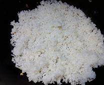 韩式辣酱培根炒饭,鸡蛋炒熟，米饭先炒透，盛出备用