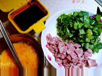 韩式辣酱培根炒饭,将鸡蛋打散；<a style='color:red;display:inline-block;' href='/shicai/ 2674'>笋尖</a>切碎；培根切丁