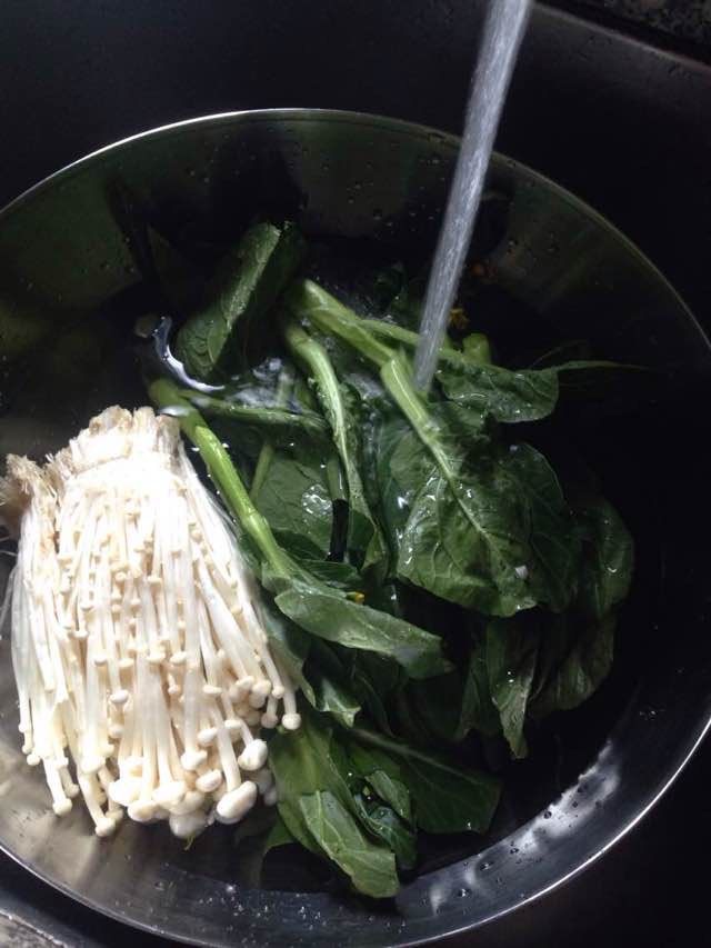 芥蓝金针菇炒牛肉,将蔬菜清洗干净，芥蓝切断