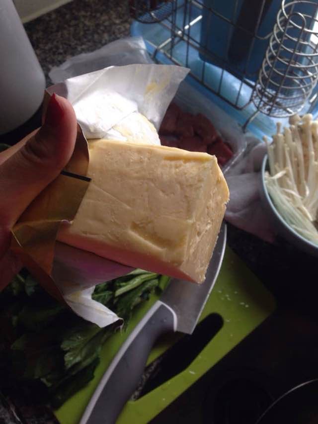 芥蓝金针菇炒牛肉,取适当<a style='color:red;display:inline-block;' href='/shicai/ 887'>黄油</a>放进锅里预热