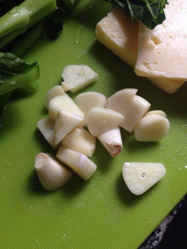 芥蓝金针菇炒牛肉,炒蒜至闻到蒜香