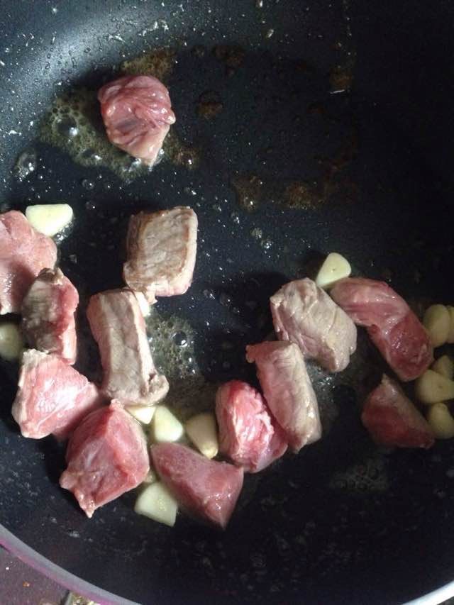 芥蓝金针菇炒牛肉,放入牛肉炒一分钟左右