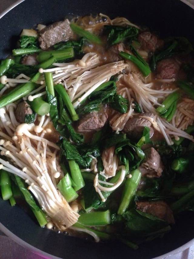 芥蓝金针菇炒牛肉,一次放入芥蓝和<a style='color:red;display:inline-block;' href='/shicai/ 234'>金针菇</a>，倒入一点<a style='color:red;display:inline-block;' href='/shicai/ 692'>酱油</a>和<a style='color:red;display:inline-block;' href='/shicai/ 7633'>黑胡椒酱</a>