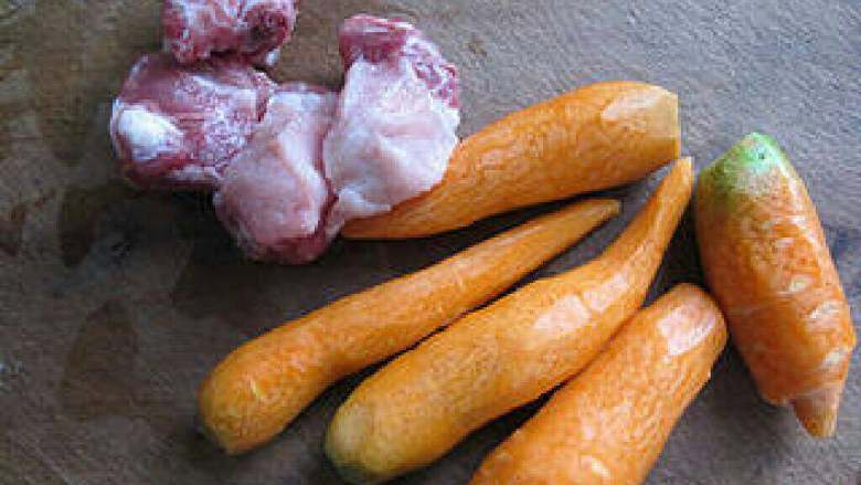 胡萝卜顿排骨,把排骨与<a style='color:red;display:inline-block;' href='/shicai/ 25'>胡萝卜</a>洗干净