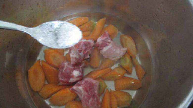 胡萝卜顿排骨,然后都切成块放入锅中加水加姜<a style='color:red;display:inline-block;' href='/shicai/ 189983'>调料</a>盐