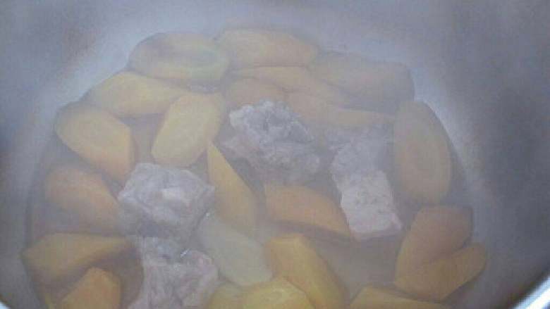 胡萝卜顿排骨,在锅中煮半个小时左右就差不多了