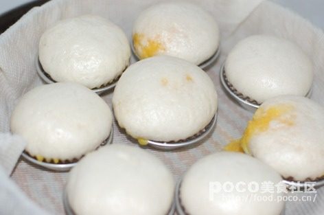 流砂包,蒸包也很讲技巧的，凉水放锅中，然后把蒸笼放入，盖上盖子，先大火把水烧开，待有蒸汽产生时，马上转中小火蒸20分钟，时间到后熄火焖3分钟，然后才打开盖子，这样蒸出来的包就会白白胖胖，不会回缩。