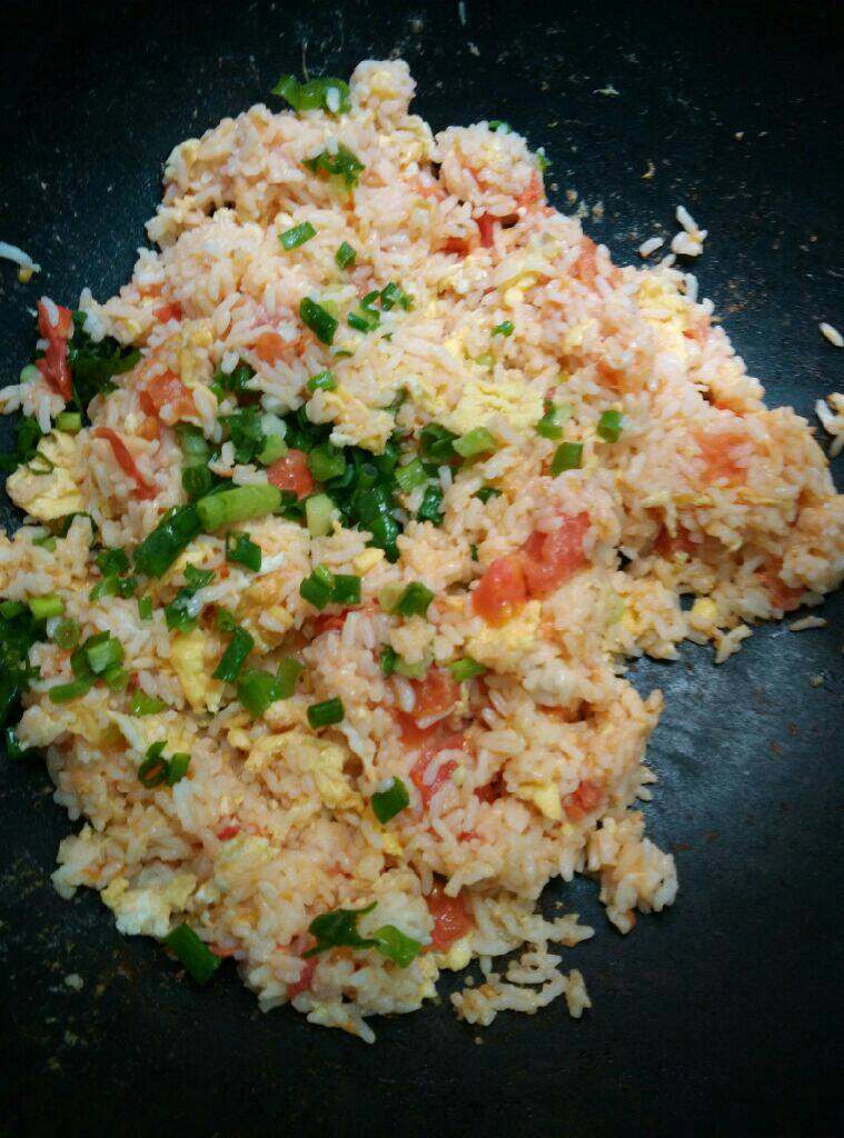番茄蛋炒饭,锅内所有材料都炒拌均匀,这时米饭全都热乎透时放入葱花炒均即可