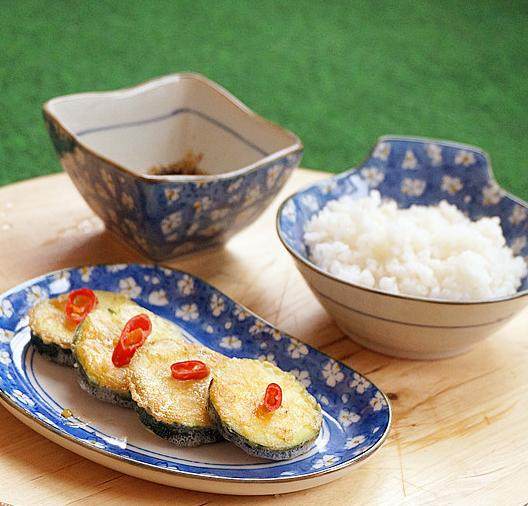 ,食用的时候西葫芦饼沾上一点酱料食用