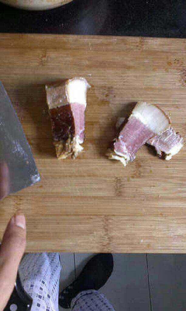 四季豆炒腊肉,把<a style='color:red;display:inline-block;' href='/shicai/ 436'>腊肉</a>洗净切成条条