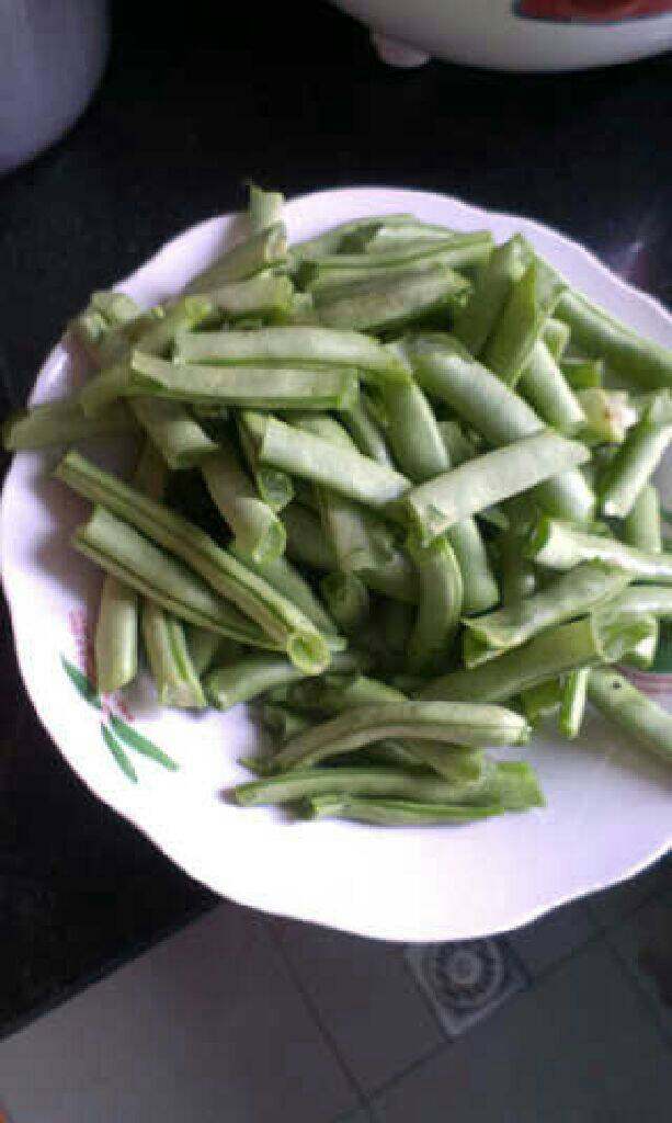 四季豆炒腊肉,豆角洗净切成小段段