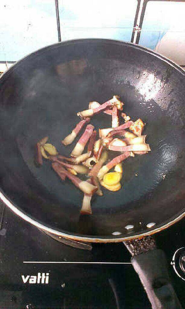 四季豆炒腊肉,锅里到油把蒜末爆香再到入腊肉来回翻炒