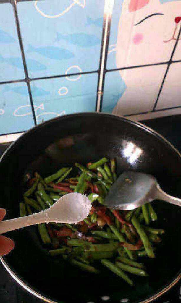 四季豆炒腊肉,之后再把豆角倒入锅中大火翻炒 在加入调料 盐酱油继续翻炒直到豆角熟透
