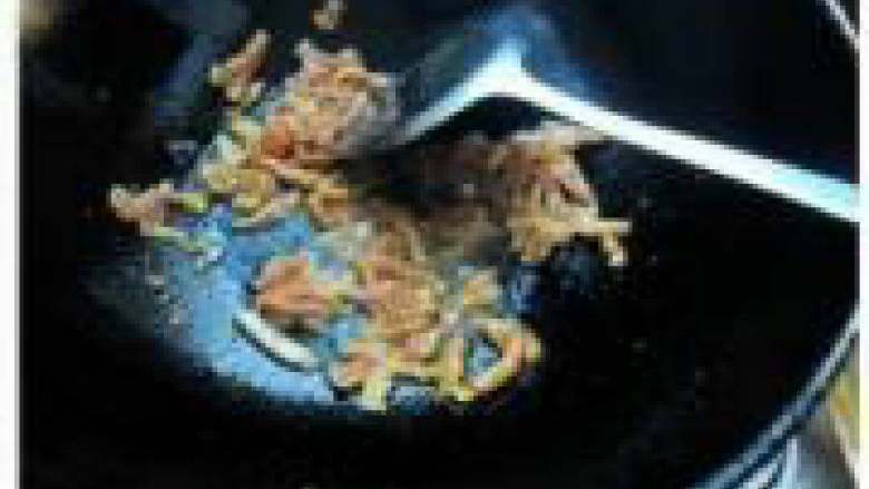 肉丝炒桂粉,肉丝用淀粉、<a style='color:red;display:inline-block;' href='/shicai/ 788'>生抽</a>腌好大火下少许蒜沫爆炒备用。