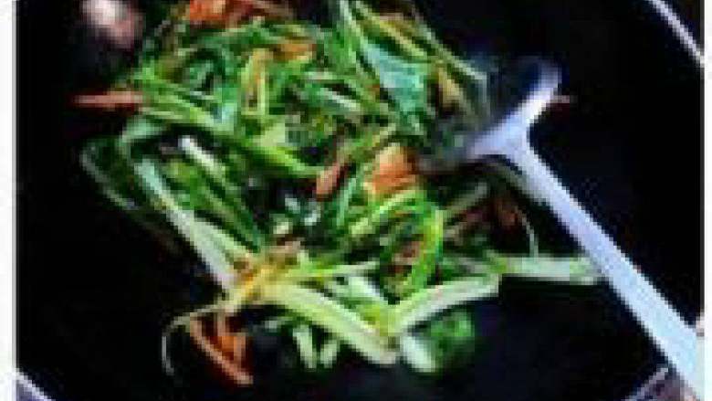 肉丝炒桂粉,倒入<a style='color:red;display:inline-block;' href='/shicai/ 3239'>菜心</a>一同加少许盐翻炒