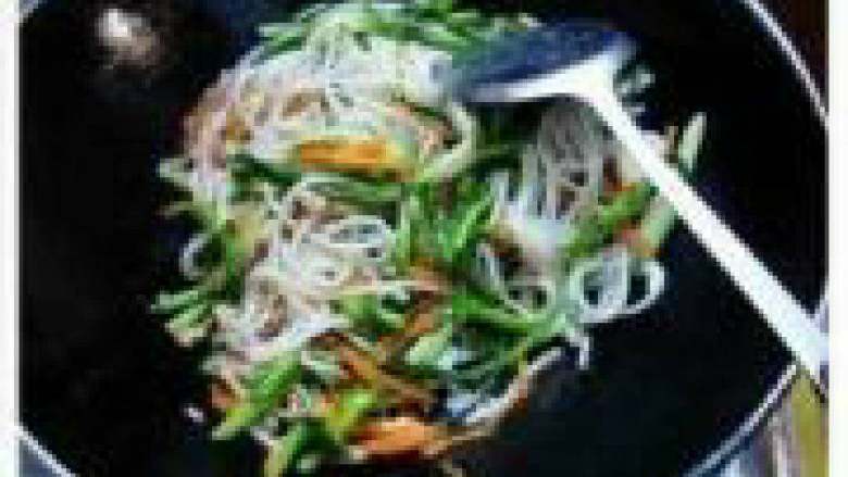 肉丝炒桂粉,加适量盐不停翻炒均匀