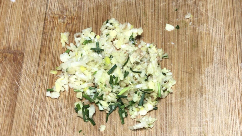 南瓜蒸肉丸子,备好葱姜蒜末(用刀背将姜蒜剁成蓉)