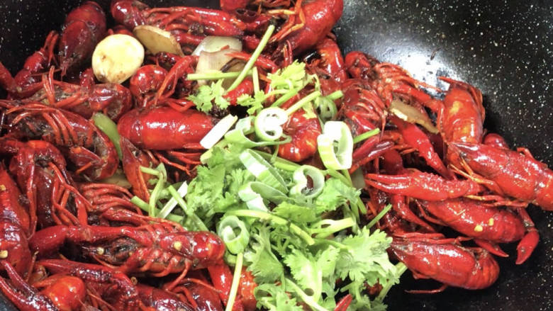 干煸小龙虾,最后加了香菜碎和葱花,翻炒均匀