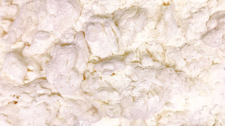 豆角焖卷子,分次加入45毫升温水搅拌成絮状(不同品牌面粉吸水性不同,请根据实际情况增减)