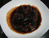黑胡椒煎猪排,撒入适量盐和黑胡椒粉起锅,锅中剩余的汤汁浇到猪扒上