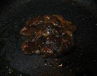 黑胡椒煎猪排,平底锅烧热,倒入薄薄一层油,放入猪扒小火慢煎