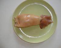 鱿鱼米肠,把米饭装入鱿鱼肚子里面，用牙签封口