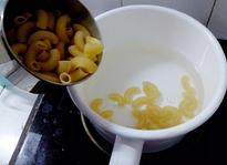 茄子通心粉,锅里装水，加盐，煮至7分熟