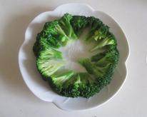 照烧鱿鱼,水再次开后捞出西兰花和红萝卜片, 并将西兰花摆盘成圆形