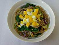 全麦意粉沙拉,取一盘子,盛起全麦意粉与菠菜,下鸡蛋块