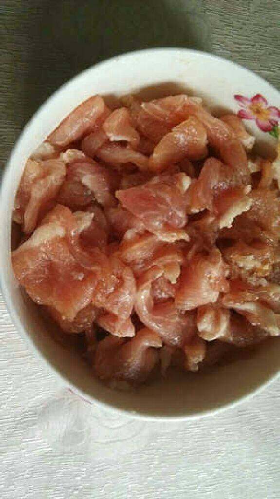 圆椒洋葱炒肉,把里脊肉洗净切成片片，然后用生抽调料少许淀粉来腌制