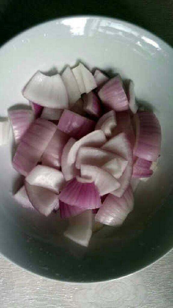 圆椒洋葱炒肉,再把<a style='color:red;display:inline-block;' href='/shicai/ 29'>洋葱</a>切块