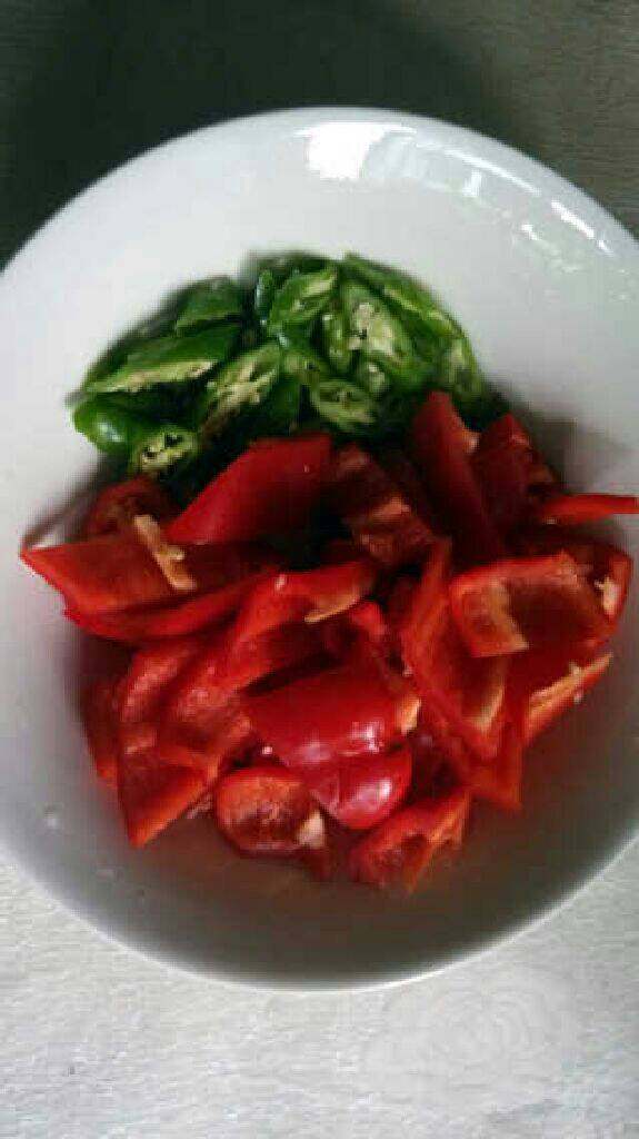 圆椒洋葱炒肉,圆椒和尖椒切好备用