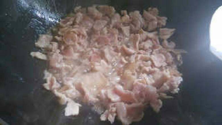 圆椒洋葱炒肉,锅里到油烧热爆香蒜末再到入腌制好的肉来回翻炒