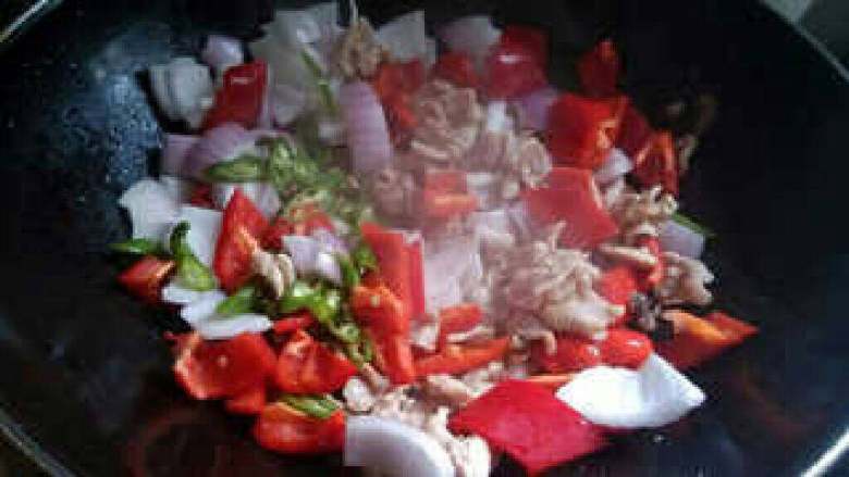 圆椒洋葱炒肉,之后在倒入辣椒与洋葱放入盐调料用大火翻炒两分钟即可