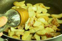 杏鲍菇培根沙拉,拌炒均匀，出锅前撒一些<a style='color:red;display:inline-block;' href='/shicai/ 134333'>黑胡椒</a>粉即可