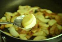 杏鲍菇培根沙拉,放杏鲍菇拌炒软熟后放一勺沙拉酱